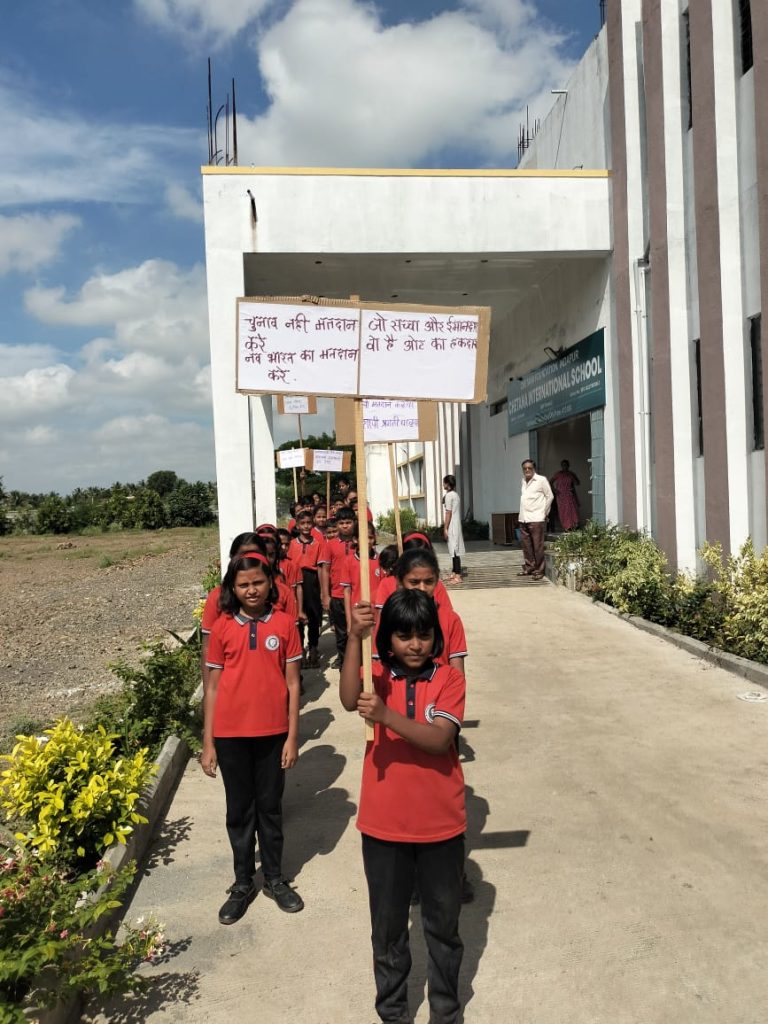 मतदान जनजागृती करताना चेतना इंटरनॅशनल स्कूल चे विद्यार्थी