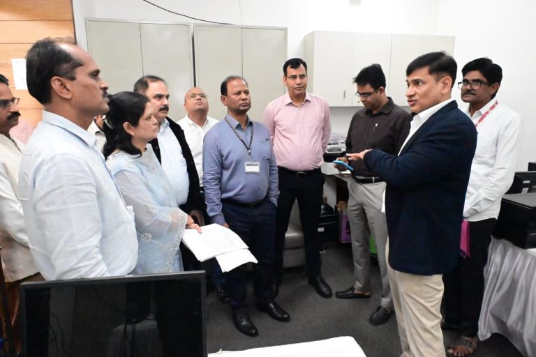जिल्ह्यातील विधानसभा मतदारसंघातील निवडणूक कामकाजाचा खर्च निरीक्षकांकडून आढावा