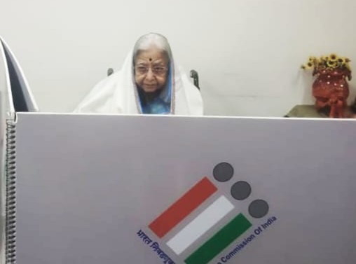 भारताच्या माजी राष्ट्रपती प्रतिभा पाटील यांनी बजावला मतदानाचा हक्क