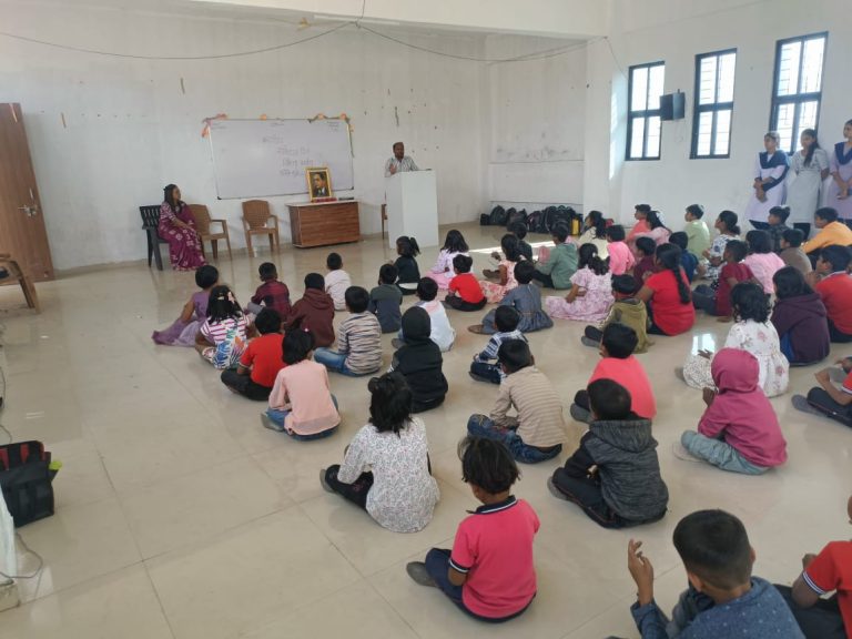 चेतना इंटरनॅशनल स्कूल मध्ये संविधान दिन मोठ्या उत्साहात साजरा करण्यात आला.