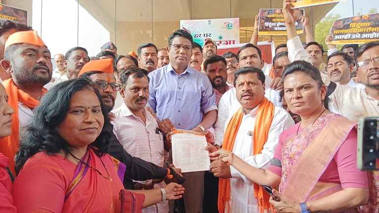बांगलादेश येथील अल्पसंख्याक हिंदू समाजावरील हल्ल्याचा निषेध; इंदापुरात सकल हिंदू समाजाच्या वतीने मूक मोर्चा व निवेदन