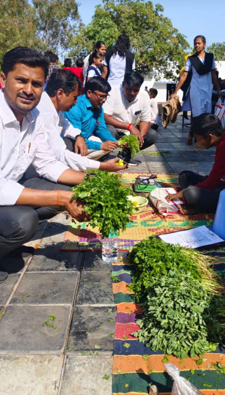 इंदापूरच्या आश्रमशाळेत आयोजित आठवडे बाजाराला उत्स्फूर्त प्रतिसाद
