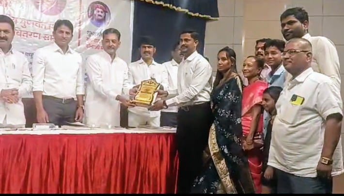 श्रीमंत छत्रपती संभाजी महाराज यांच्या शुभहस्ते प्रा. सोमनाथ माने सर यांना राज्यस्तरीय महात्मा फुले व सावित्रीबाई फुले गुणवंत शिक्षक पुरस्कार पुणे येथे प्रदान करण्यात आला.