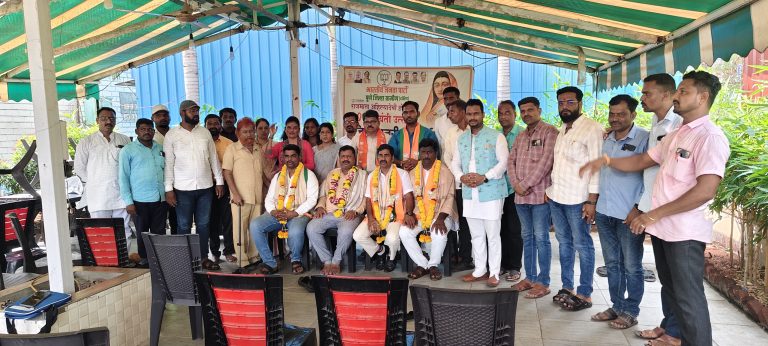 इंदापूर विधानसभेतील नूतन मंडल अध्यक्ष यांचा जिल्हा संयोजक माउली काका चवरे यांच्या हस्ते सत्कार करण्यात आला.