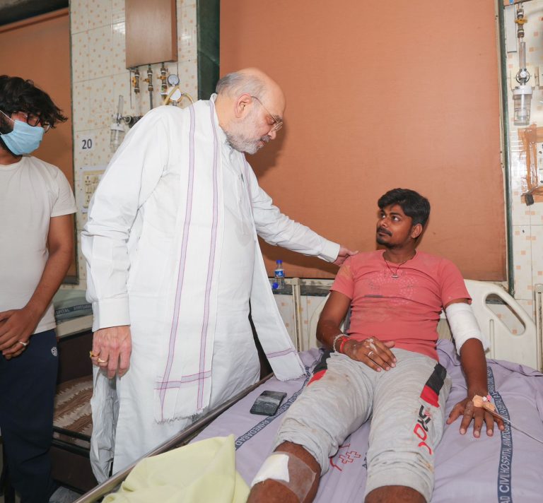 Visited the hospital and met with the people injured in the tragic plane crash.. अमित शहा