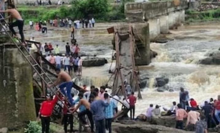 पुण्यात इंद्रायणी नदीवरील पूल कोसळला;  ६ पर्यटकांचा मृत्यू?  २० ते २५ पर्यटक वाहून गेल्याची भीती