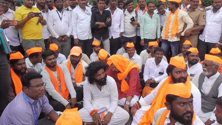 वीर सरदार मालोजीराजे गढी अतिक्रमण मुक्त करण्यासाठी पुणे सोलापूर महामार्गावर हिंगणगाव येथे भर उन्हात रस्ता रोको आंदोलन.