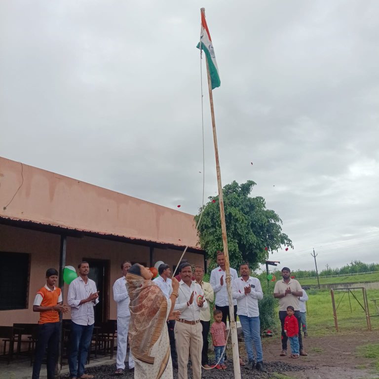 न्यू लीफ इंग्लिश मिडियम स्कूल सरडेवाडी याठिकाणी स्वातंत्र्य दिनाचा कार्यक्रम मोठ्या उत्साहात साजरा करण्यात आला