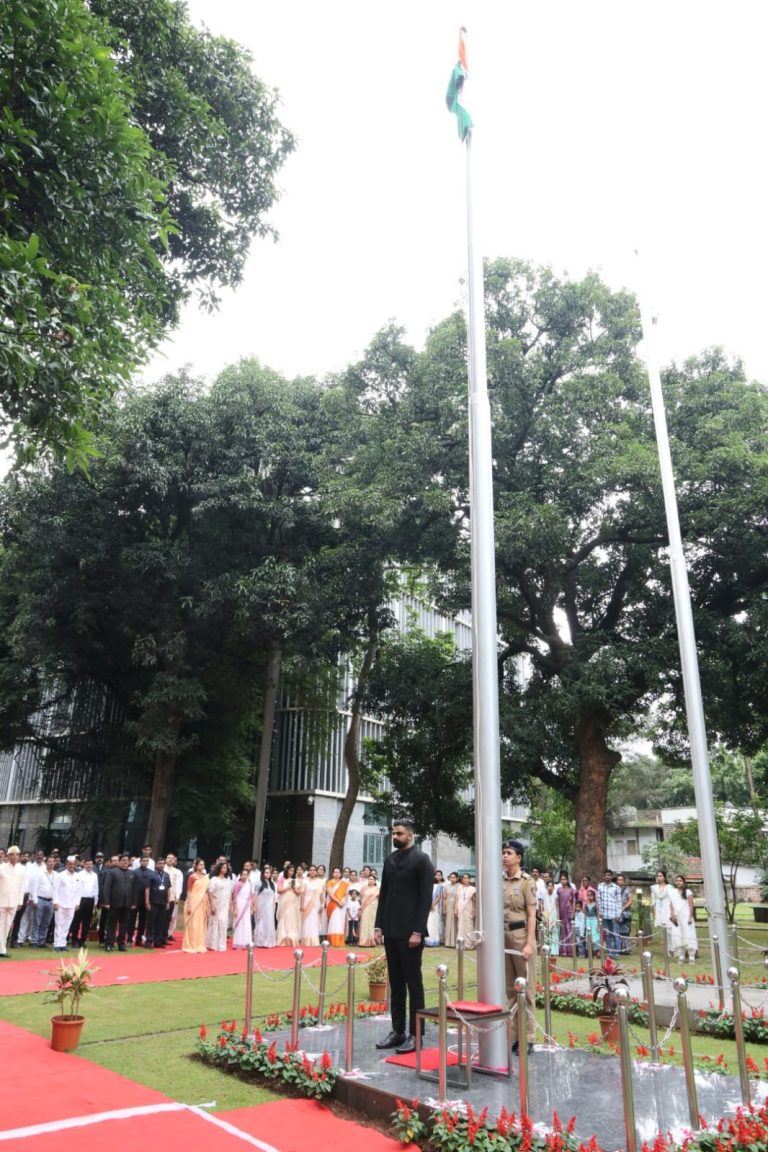 स्वातंत्र्यदिनी जिल्हाधिकारी जितेंद्र डुडी यांच्या हस्ते ध्वजारोहण