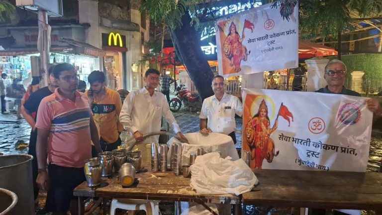 मुंबईत सुरू असलेल्या मराठा आरक्षण आंदोलन स्थळी समाज बांधवांना प्राथमिक आरोग्य सुविधा, पाणी वितरण व अल्पहार वितरण करण्यासाठी 🚩राष्ट्रीय स्वयंसेवक संघाच्या🚩 स्वयंसेवकांचे सेवाकार्य.🚩 