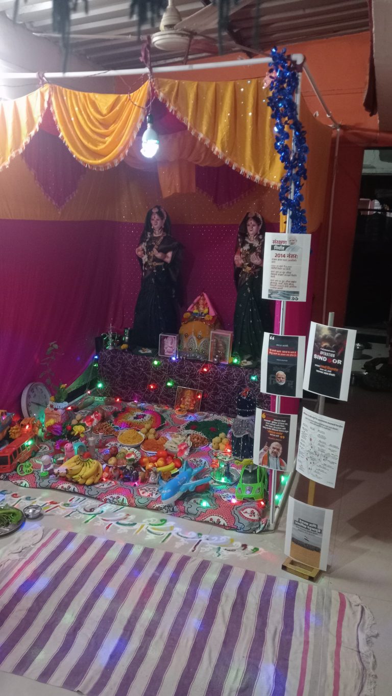 पळसदेवचे सामाजिक कार्यकर्ते किरण काळे यांच्या पत्नी मोनिका यांचे गौरी सजावटीमध्ये “ऑपरेशन सिंदुर”चे प्रदर्शन