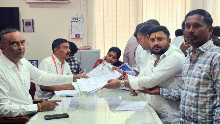 राष्ट्रवादी युवक काँग्रेस बारामती लोकसभा युवक अध्यक्ष प्रशांत गलांडे पाटील यांनी राष्ट्रवादीतून बंडखोरी करून अपक्ष उमेदवारी अर्ज कोण रोकेगा हमे म्हणत केला दाखल
