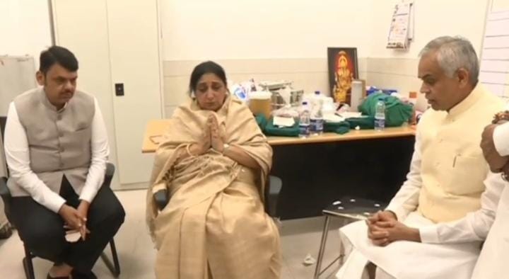 राज्यपाल आचार्य देवव्रत व मुख्यमंत्री देवेंद्र फडणवीस यांनी खासदार शरद पवाराची भेट घेऊन केले सांत्वन