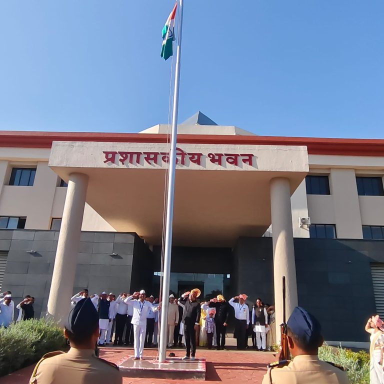 महाराष्ट्र दिनानिमित्त बारामती येथे राष्ट्रध्वजास मानवंदना