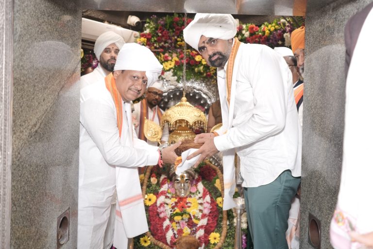 श्री संत ज्ञानेश्वर महाराज पादुकांची जिल्हाधिकाऱ्यांच्या उपस्थितीत विधीवत पूजा