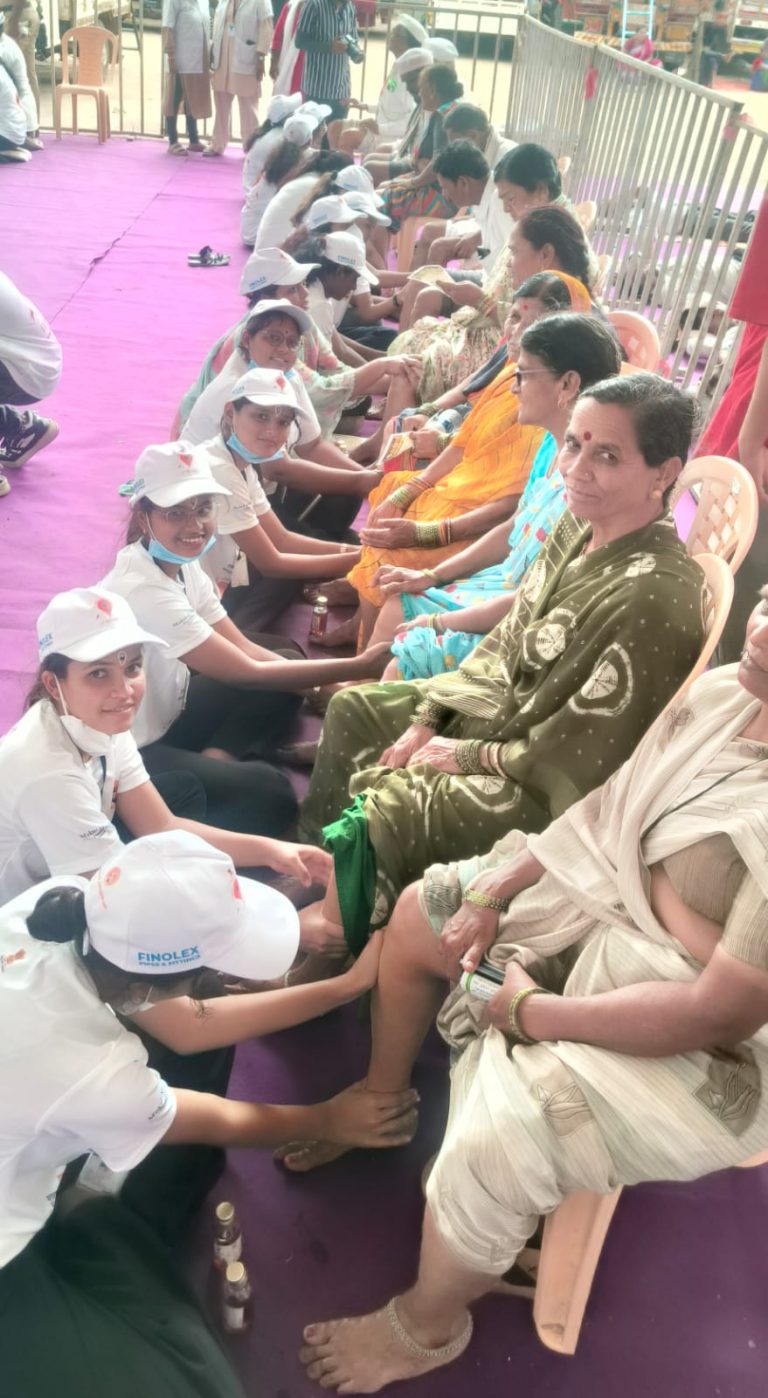 आषाढी वारीतील ‘चरणसेवा’ उपक्रमास पुणे जिल्ह्यात उत्स्फूर्त प्रतिसाद     सेवा, समर्पण आणि भक्तीचा अनोखा संगम; हजारो वारकऱ्यांनी घेतला लाभ     वारकऱ्यांच्या सेवेत सहभागी होणे हेच आमचे भाग्य-रामेश्वर नाईक नाईक